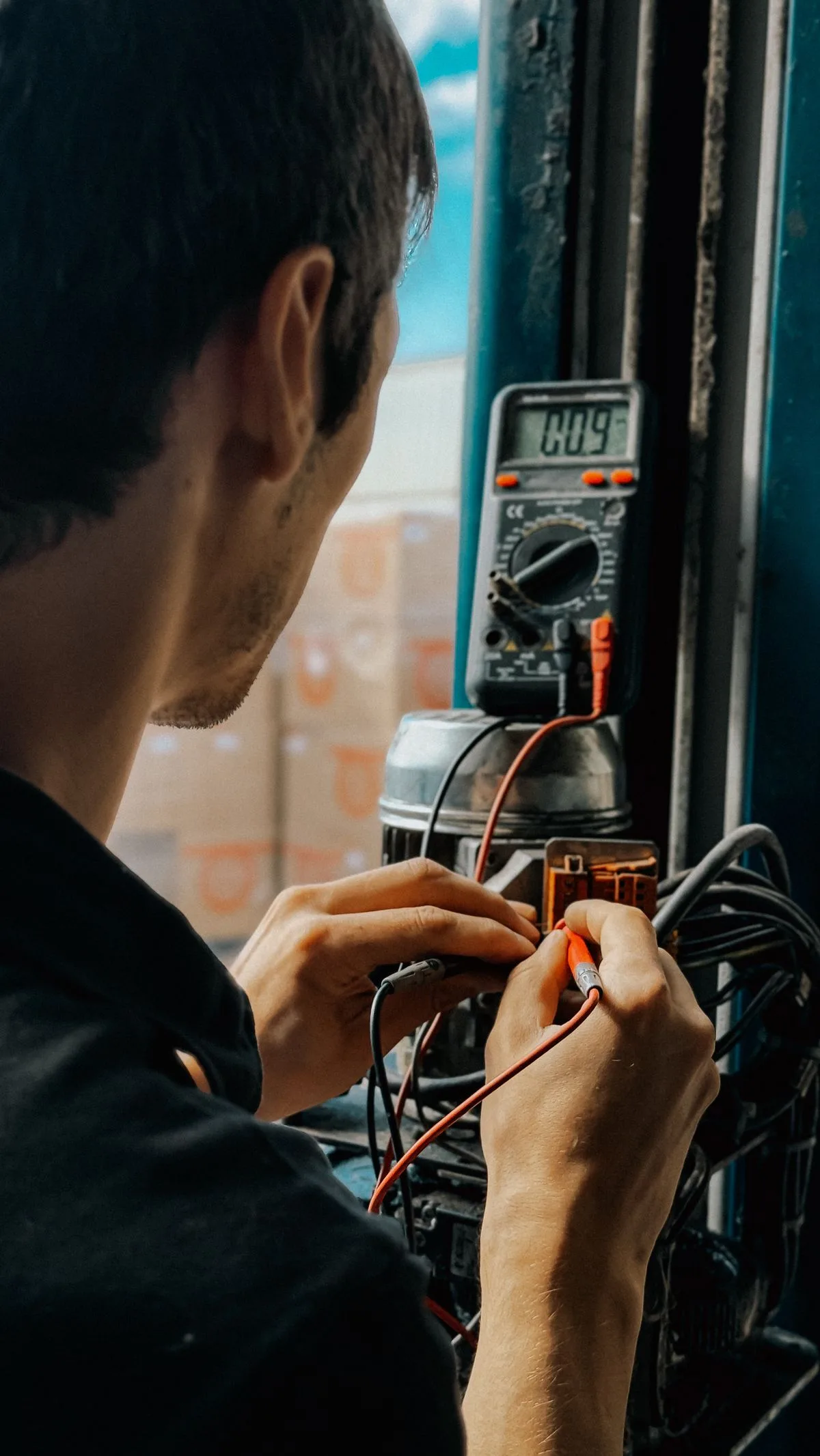 Elektriker prüft eine Anlage mit einem Multimeter