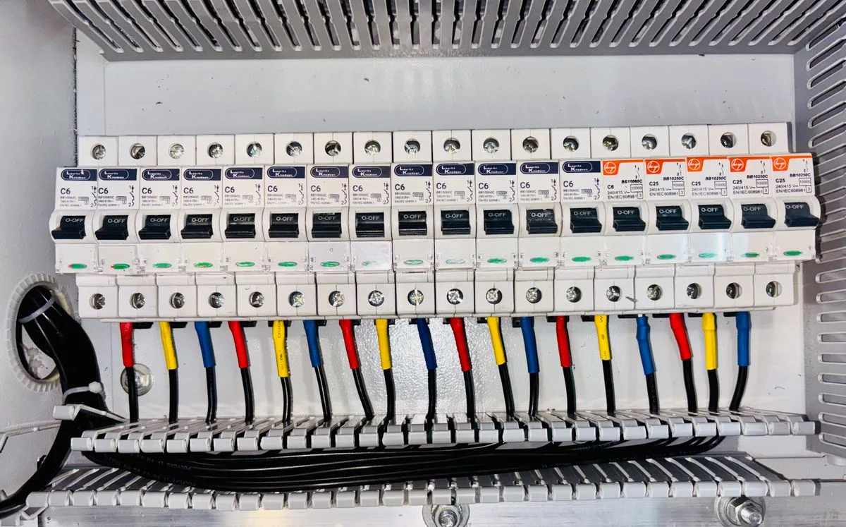 Neuer Sicherungskasten mit FI/LS-Kombiautomaten, sauber beschriftet